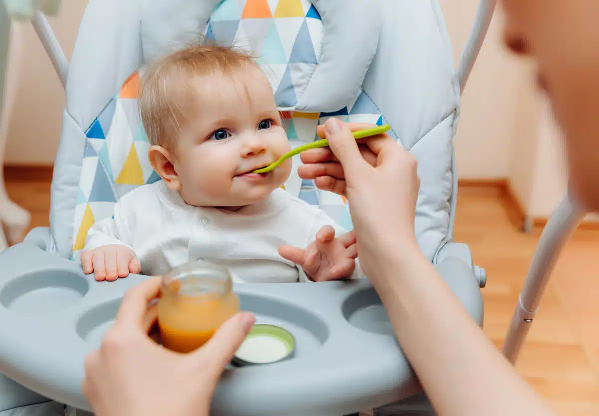 Годування дитини в стільчику