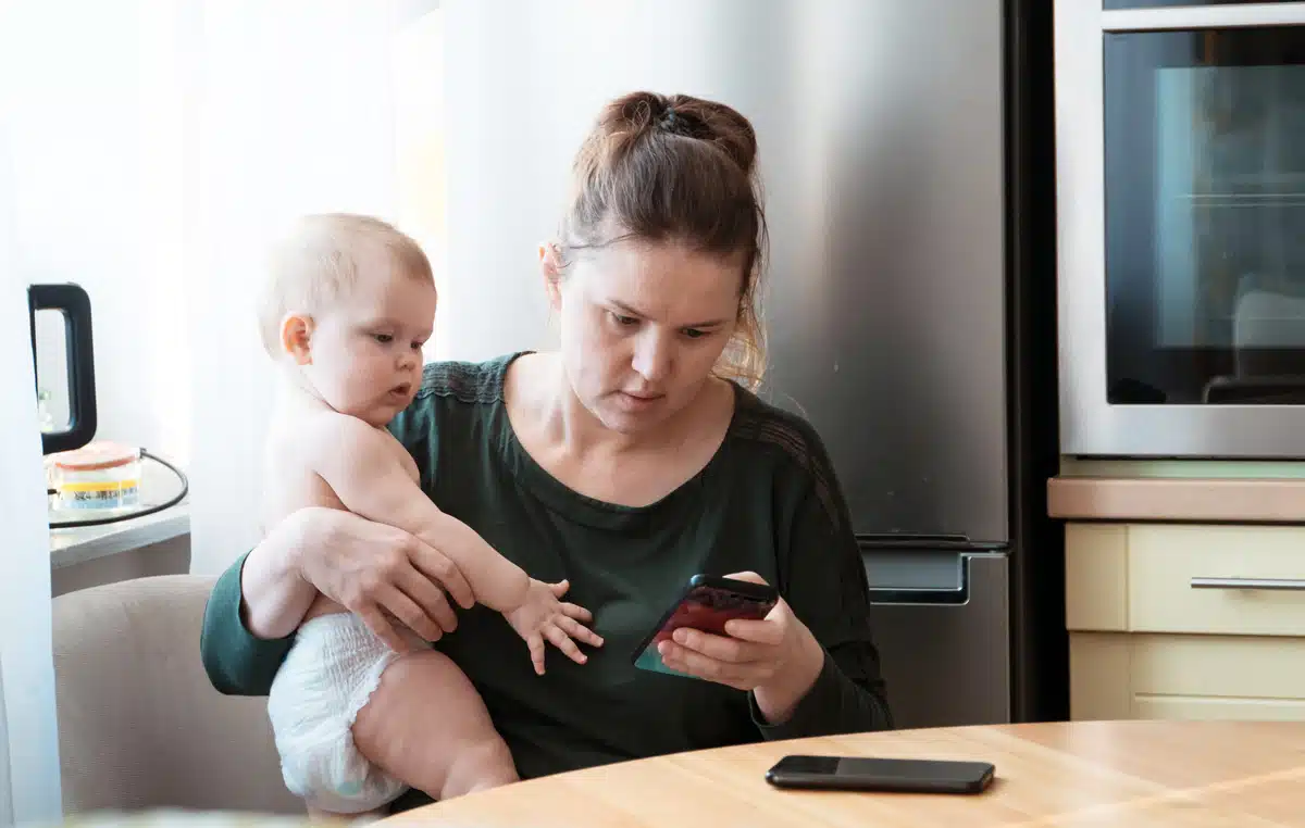 Дитина та мама зі смартфоном
