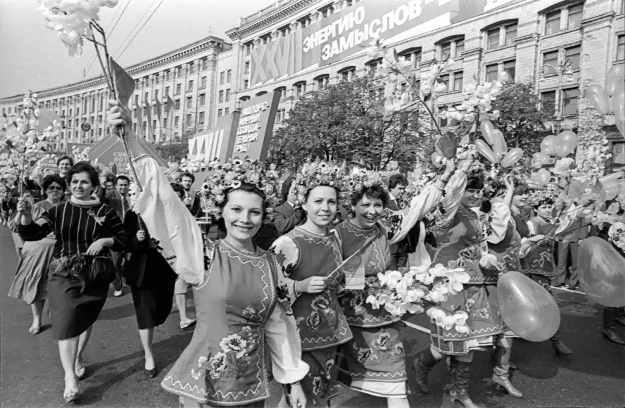 Першотравнева демонстрація на вулиці Хрещатик в м. Києві