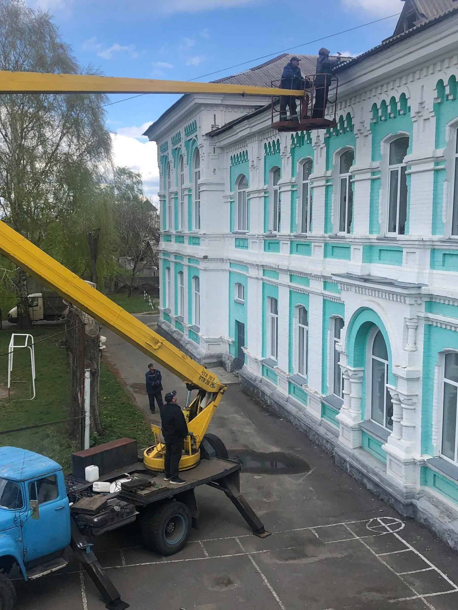 Переяславські комунальники полагодили дах ліцею імені Івана Мазепи після негоди