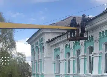 Переяславські комунальники полагодили дах ліцею імені Івана Мазепи після негоди