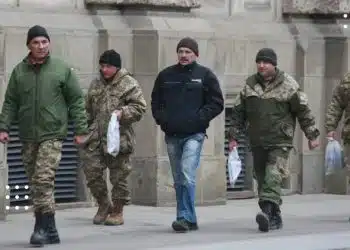 цивільні у військовій формі