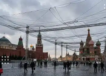 на червоній красній площі натягують антидронові сітки