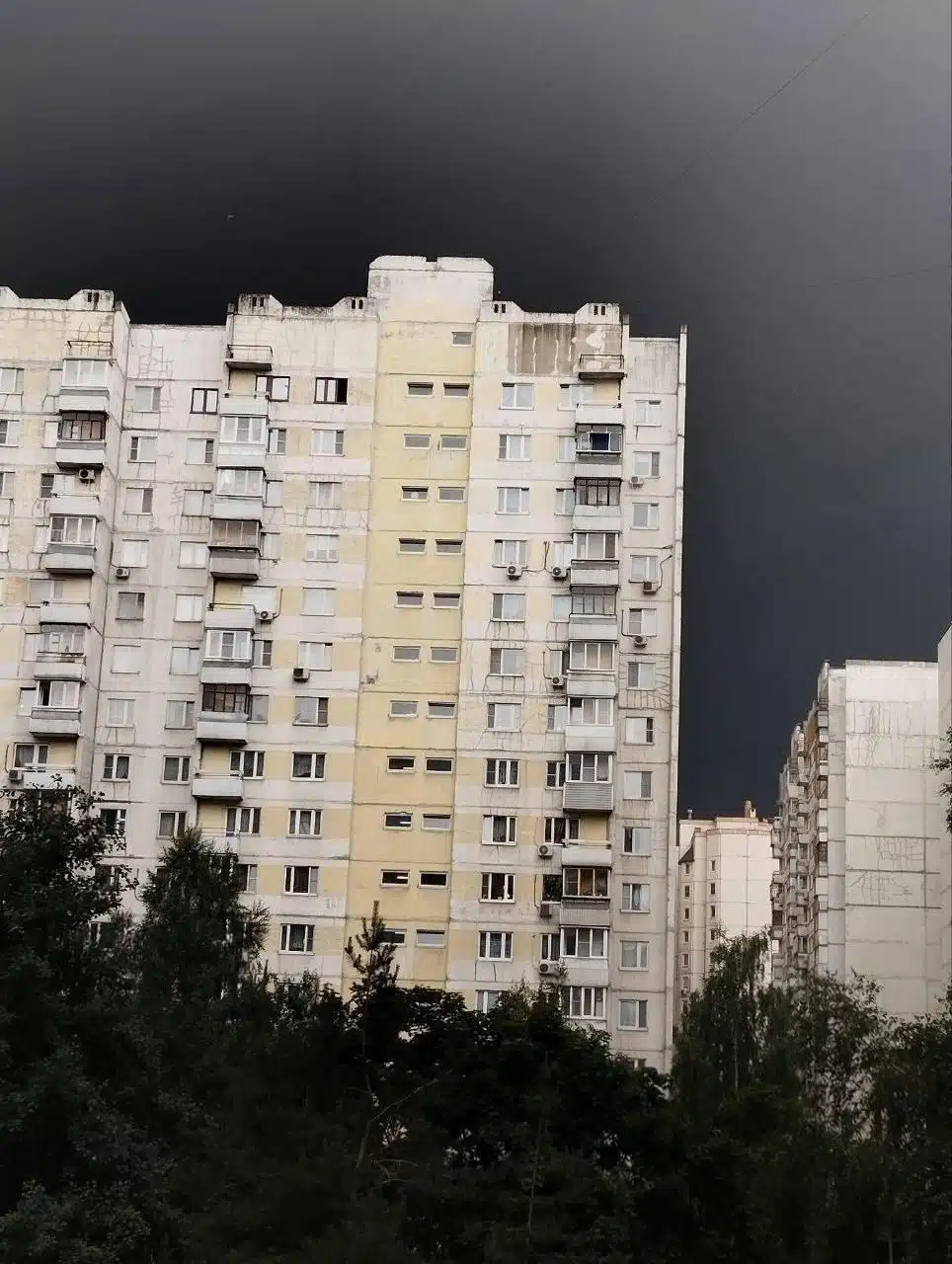 у Москві небо затягнуло чорним димом від пожежі на НПЗ