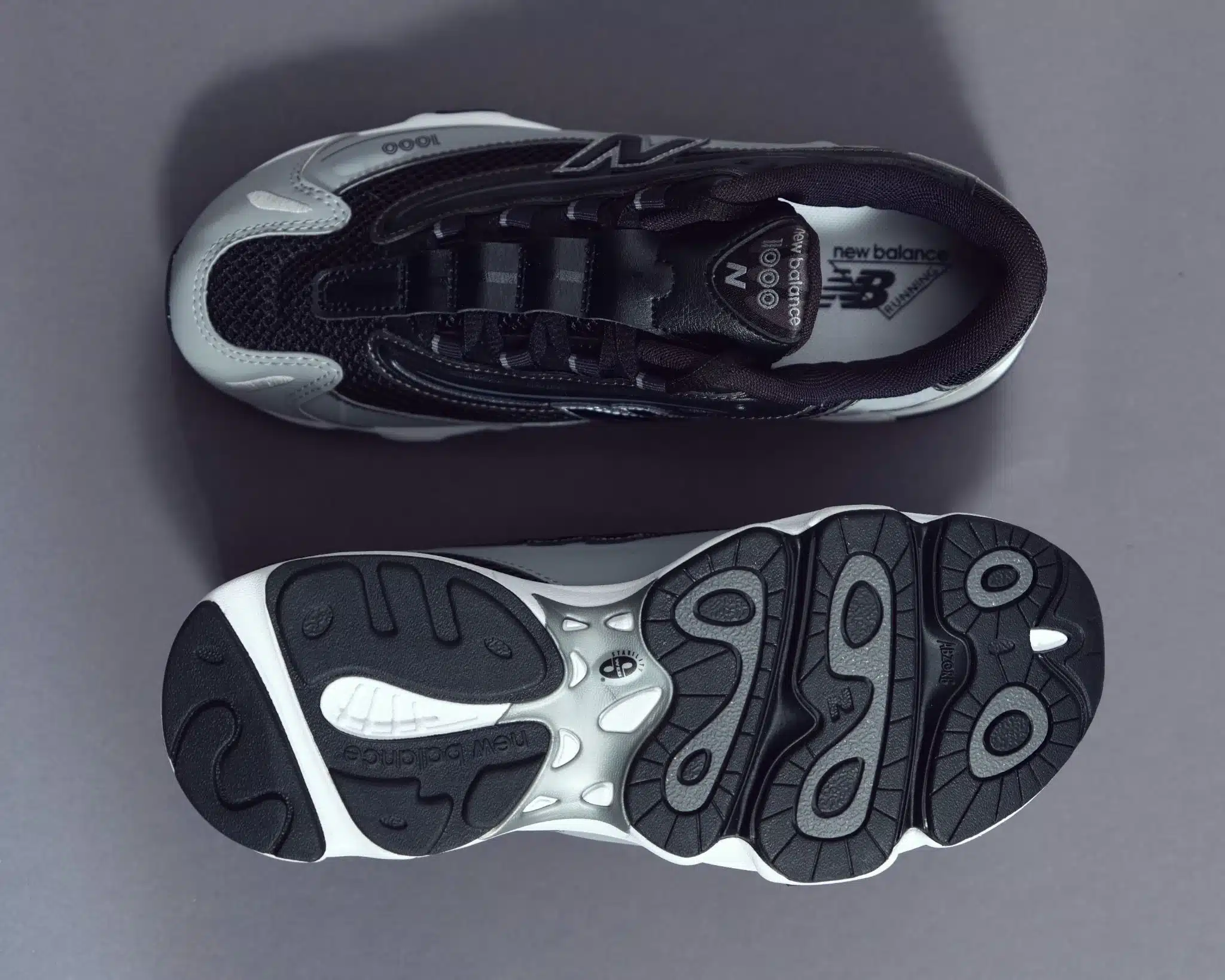 New Balance 1000 с серебристыми вставками, вид сверху и подошвы: сетчатый верх, многослойная конструкция, выраженный спортивный рельеф подошвы