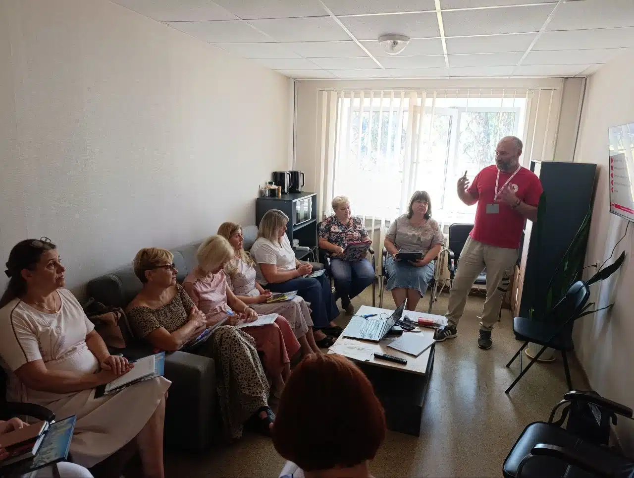 У Переяславі Червоний Хрест передав грошові сертифікати ВПО та провів тренінг для соцпрацівників