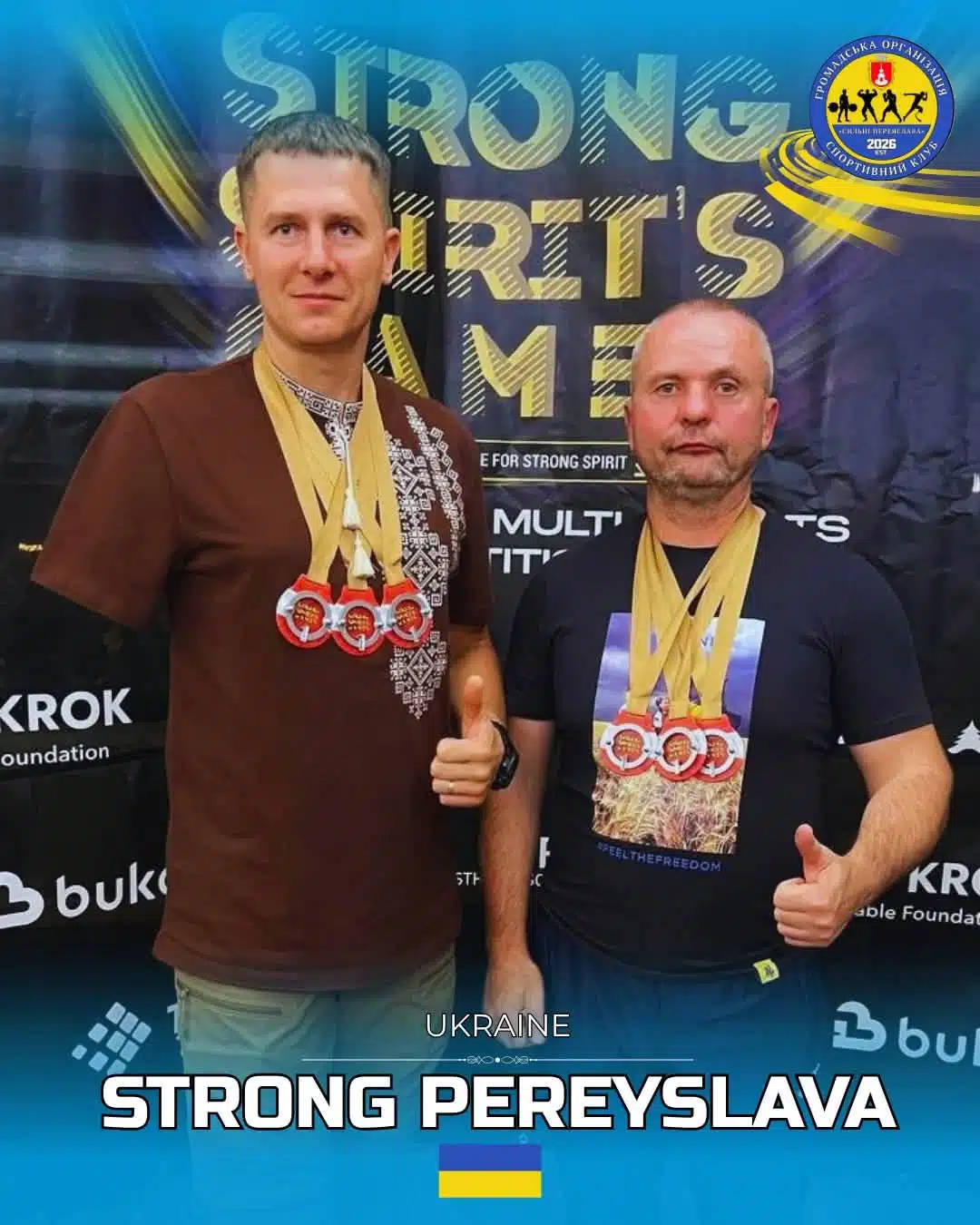 Два чоловіки у спортивному та святковому одязі носять золоті медалі перед банером змагання Сильні Переяслава