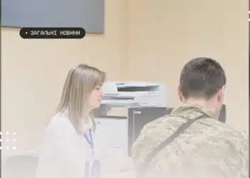 Жінка-консультант у ЦНАП допомагає військовослужбовцю оформити документи для встановлення ветеранського статусу