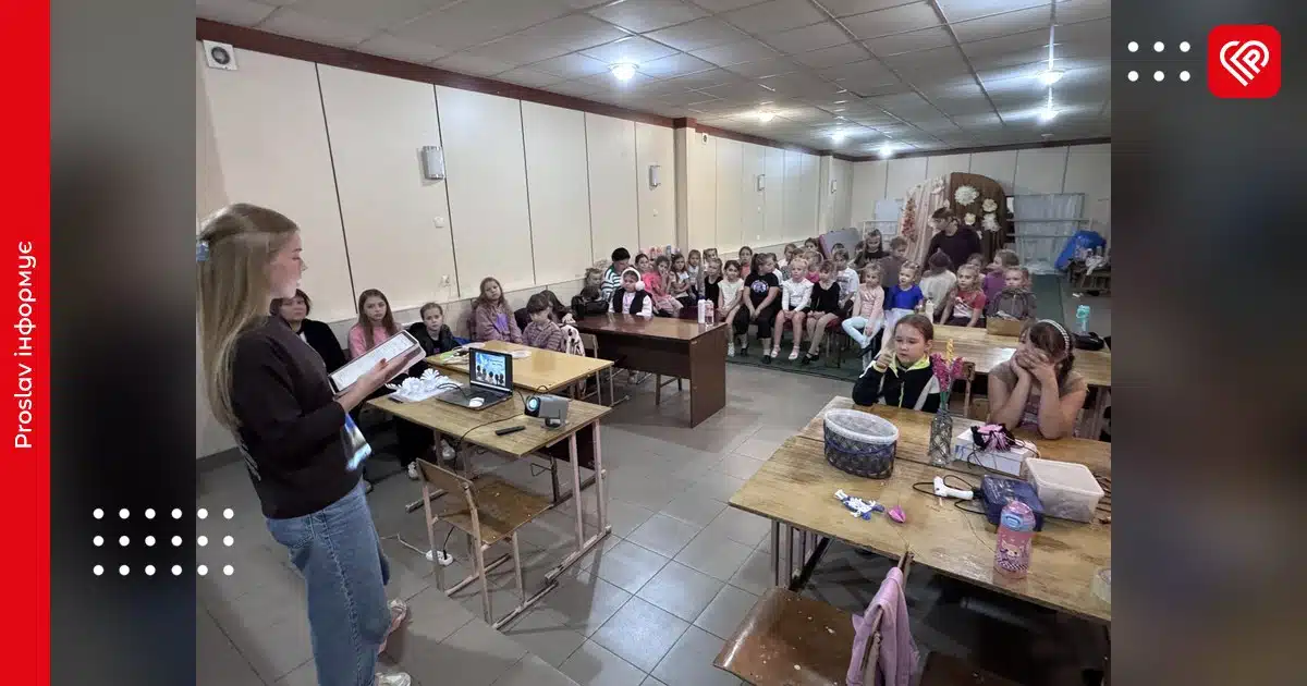 Культорганізаторка проводить інтерактивну годину з дітьми у залі будинку художної творчості під час заходу до Дня миру