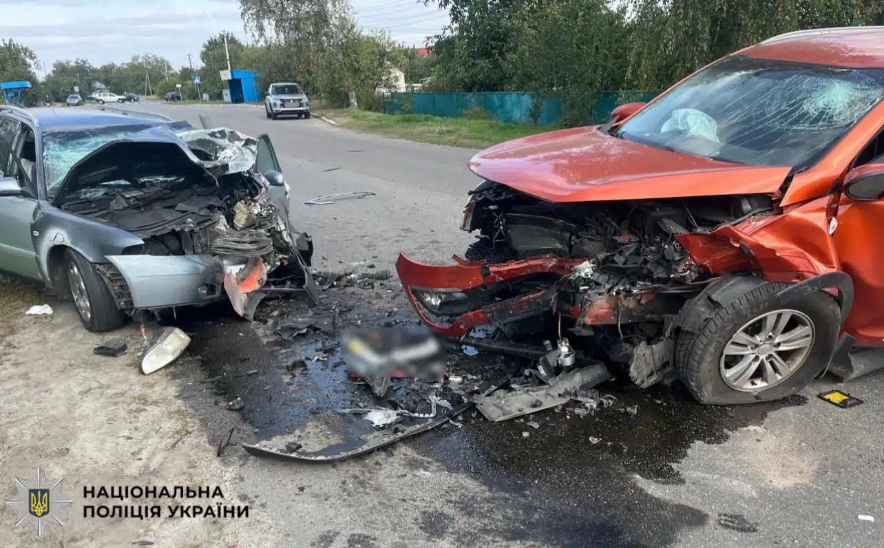 Місце смертельної аварії з двома автомобілями, що зазнали серйозних пошкоджень унаслідок лобового зіткнення на дорозі