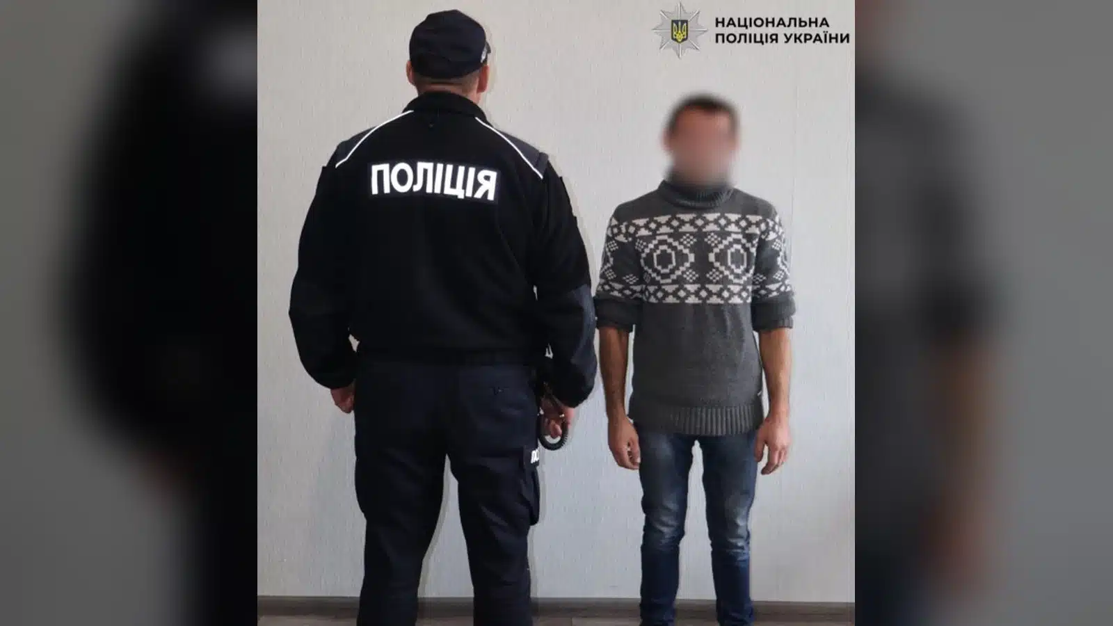Поліцейський та чоловік у светрі під час затримання на Бориспільщині у справі про жорстоке поводження з дитиною