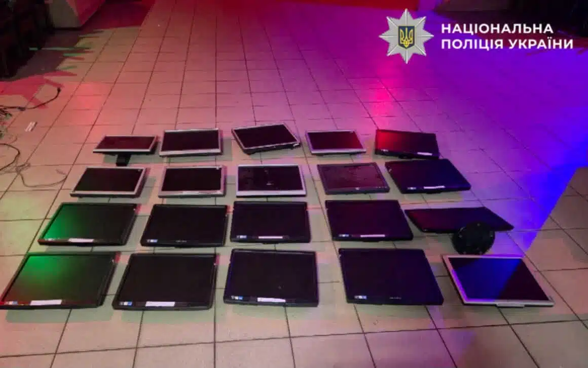 У Переяславі та в районі поліція викрила підпільні гральні зали: вилучено компʼютерну техніку — фото 4