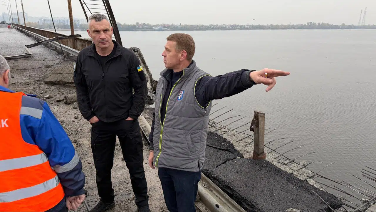 Внаслідок атаки у Києві перекрито Південний міст, рух зеленою гілкою метро обмежено — фото 2