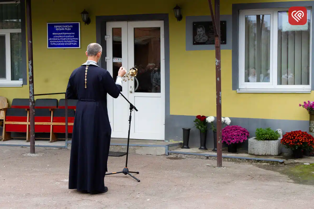 У Переяславі відкрили меморіальну дошку Герою Костянтину Боднару – працівнику ВУЖКГ, який загинув на фронті — фото 12