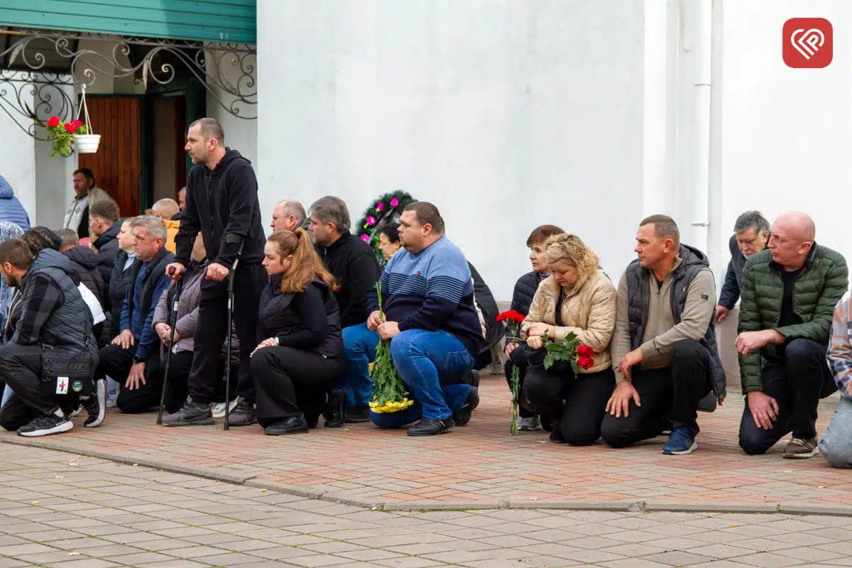 Щодня возив дітей до школи, а потім став на захист України: на Переяславщині попрощалися з Героєм Олександром Кочубеєм — фото 17