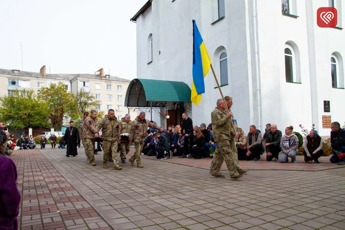 Щодня возив дітей до школи, а потім став на захист України: на Переяславщині попрощалися з Героєм Олександром Кочубеєм — фото 18
