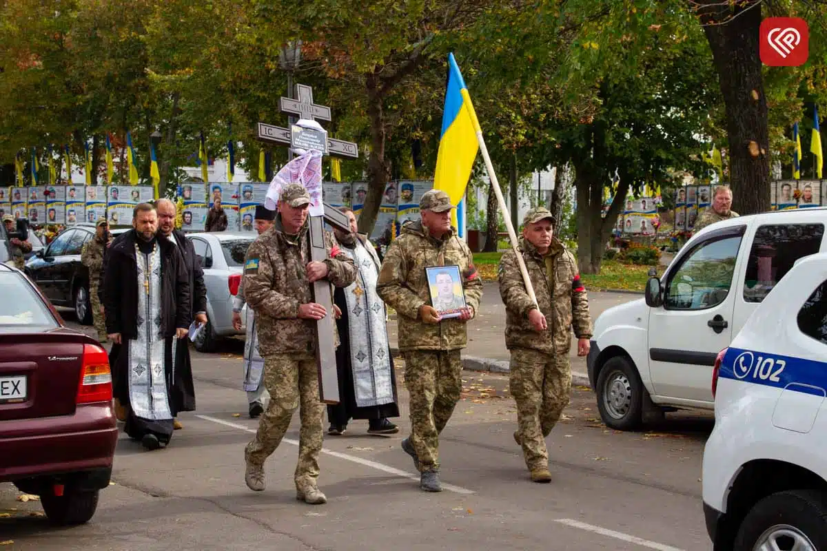 Щодня возив дітей до школи, а потім став на захист України: на Переяславщині попрощалися з Героєм Олександром Кочубеєм — фото 20