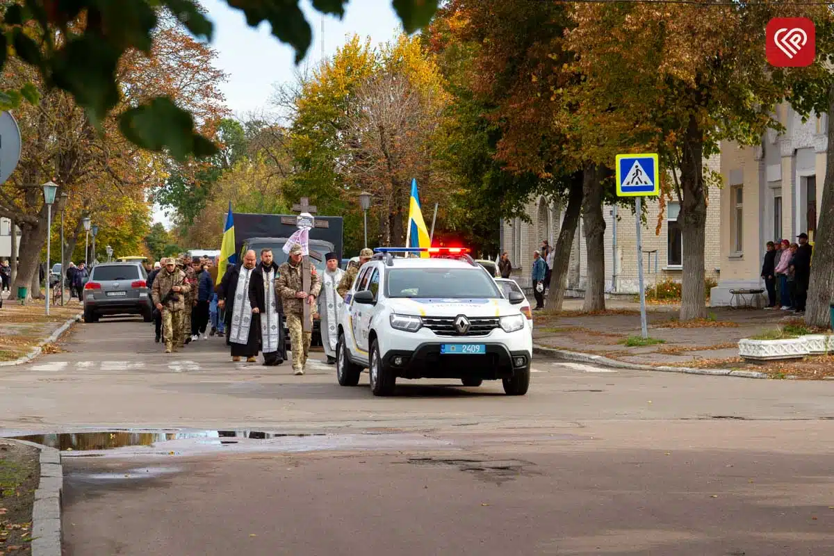 Щодня возив дітей до школи, а потім став на захист України: на Переяславщині попрощалися з Героєм Олександром Кочубеєм — фото 21