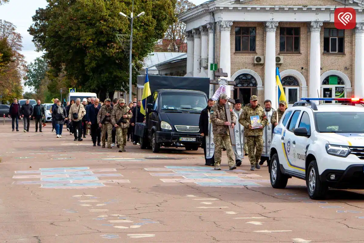 Щодня возив дітей до школи, а потім став на захист України: на Переяславщині попрощалися з Героєм Олександром Кочубеєм — фото 22