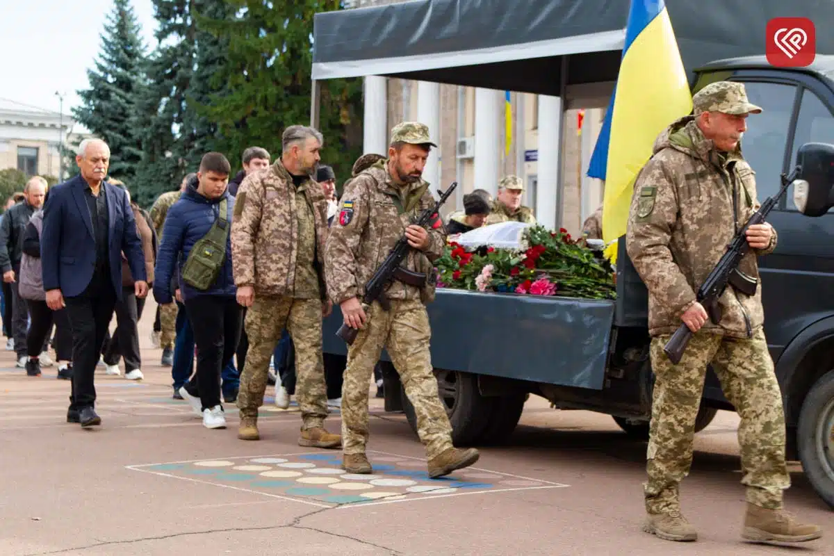 Щодня возив дітей до школи, а потім став на захист України: на Переяславщині попрощалися з Героєм Олександром Кочубеєм — фото 24