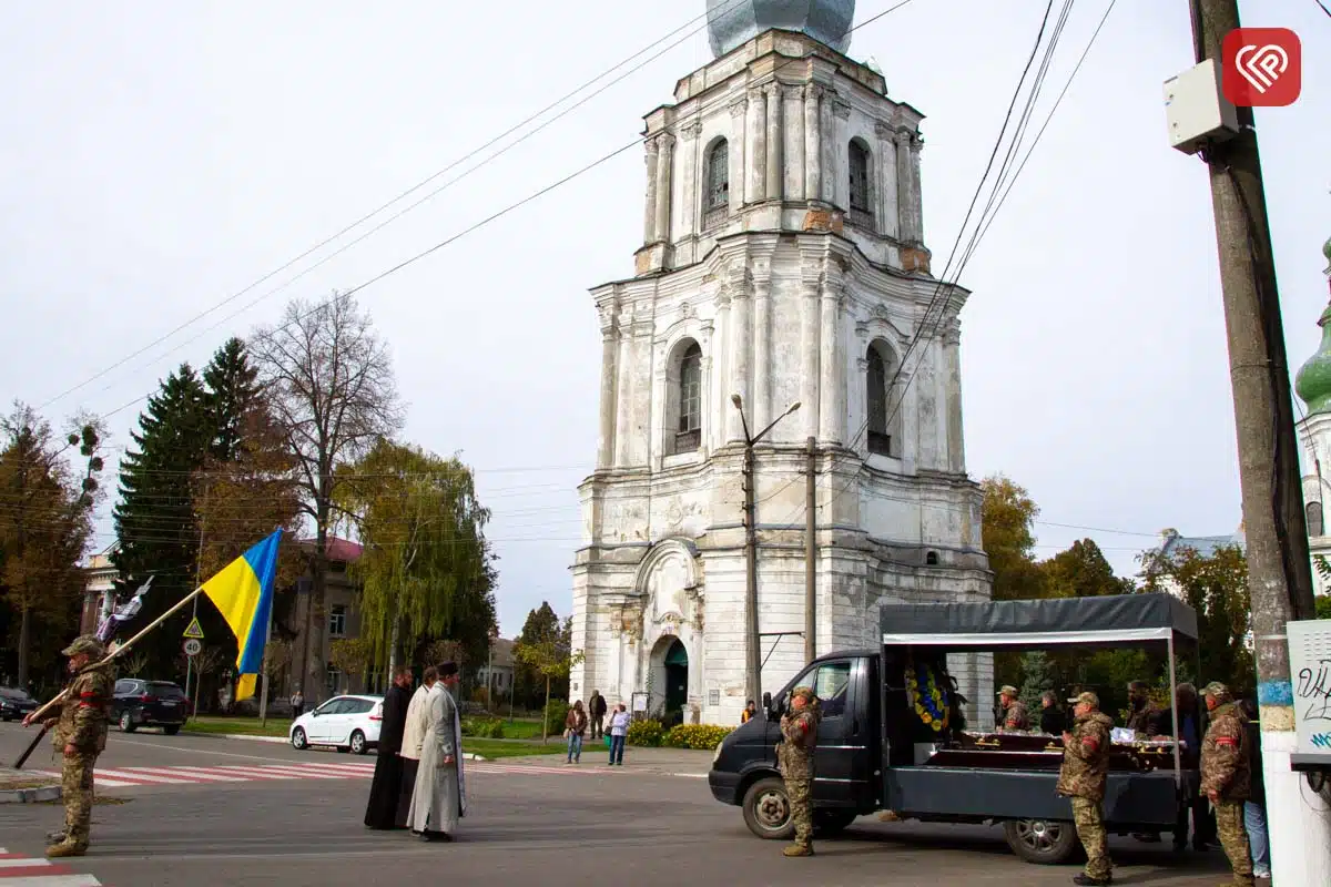 Щодня возив дітей до школи, а потім став на захист України: на Переяславщині попрощалися з Героєм Олександром Кочубеєм — фото 28