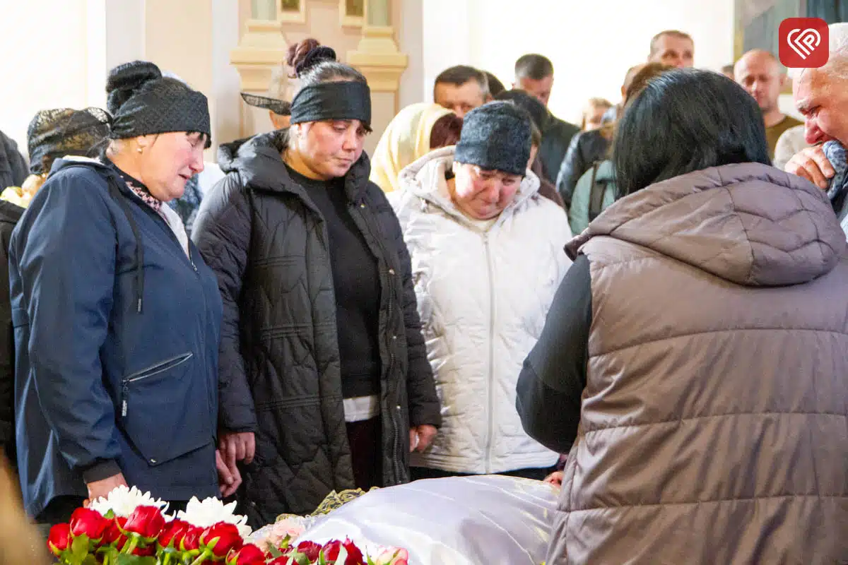 Щодня возив дітей до школи, а потім став на захист України: на Переяславщині попрощалися з Героєм Олександром Кочубеєм — фото 8