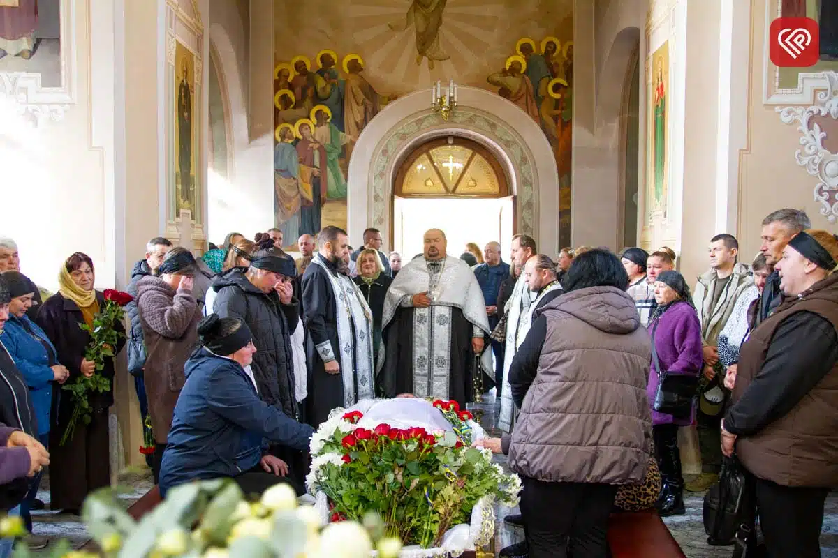 Щодня возив дітей до школи, а потім став на захист України: на Переяславщині попрощалися з Героєм Олександром Кочубеєм — фото 10