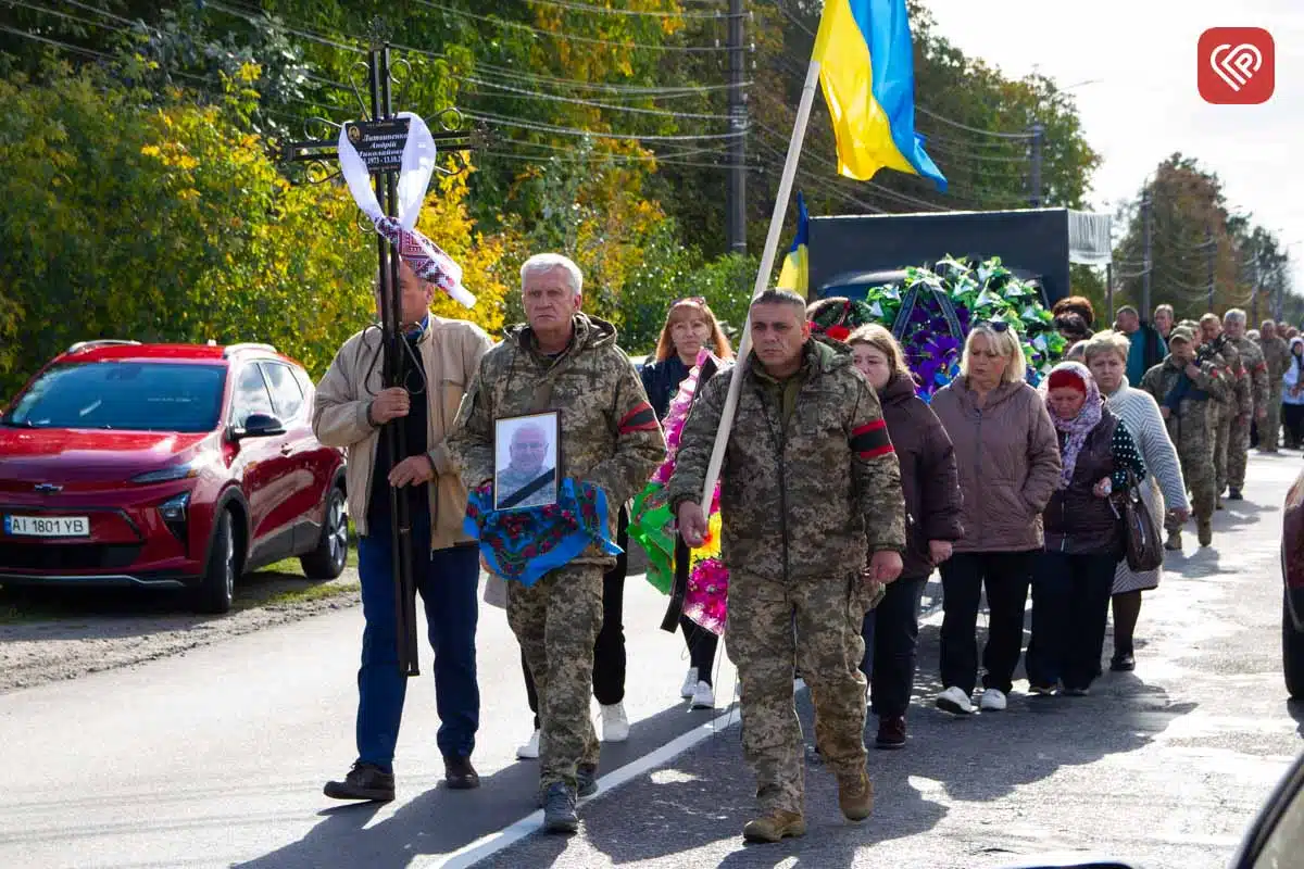 «Він захищав нас від небезпеки з неба, а тепер оберігатиме з небес»: у Переяславі попрощалися з командиром взводу ДФТГ Андрієм Литвиненком — фото 11
