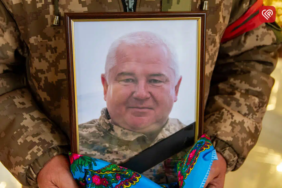 «Він захищав нас від небезпеки з неба, а тепер оберігатиме з небес»: у Переяславі попрощалися з командиром взводу ДФТГ Андрієм Литвиненком — фото 6