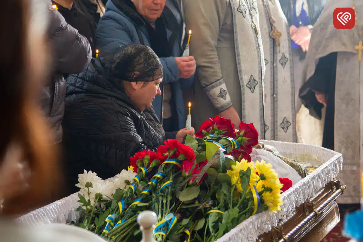 «Він захищав нас від небезпеки з неба, а тепер оберігатиме з небес»: у Переяславі попрощалися з командиром взводу ДФТГ Андрієм Литвиненком — фото 13
