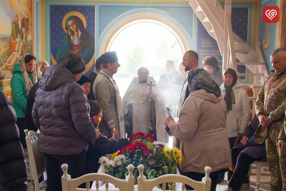 «Він захищав нас від небезпеки з неба, а тепер оберігатиме з небес»: у Переяславі попрощалися з командиром взводу ДФТГ Андрієм Литвиненком — фото 16