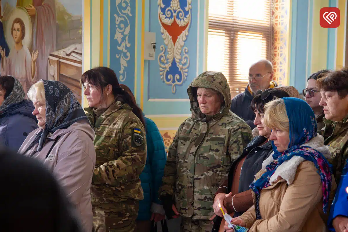 «Він захищав нас від небезпеки з неба, а тепер оберігатиме з небес»: у Переяславі попрощалися з командиром взводу ДФТГ Андрієм Литвиненком — фото 24