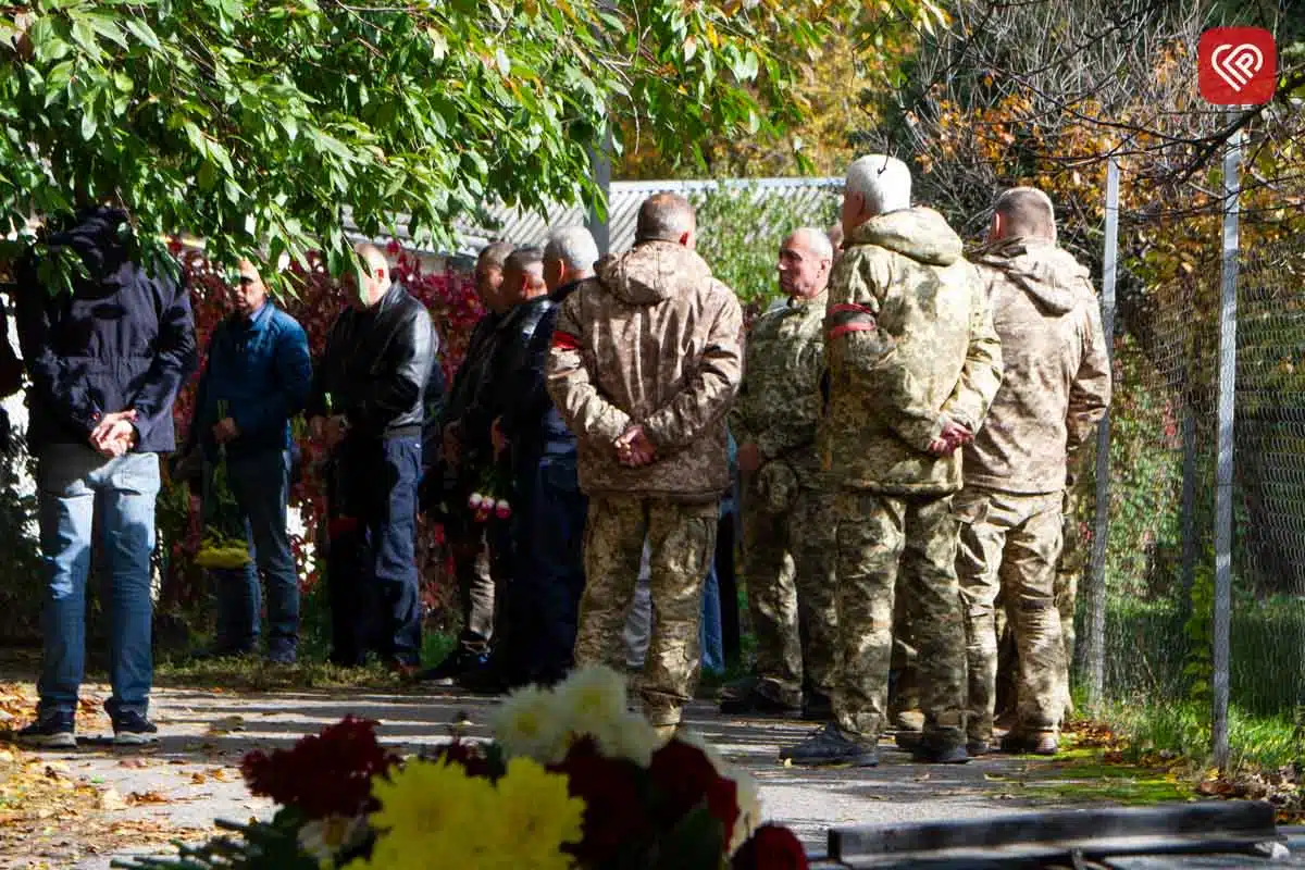 «Він захищав нас від небезпеки з неба, а тепер оберігатиме з небес»: у Переяславі попрощалися з командиром взводу ДФТГ Андрієм Литвиненком — фото 4
