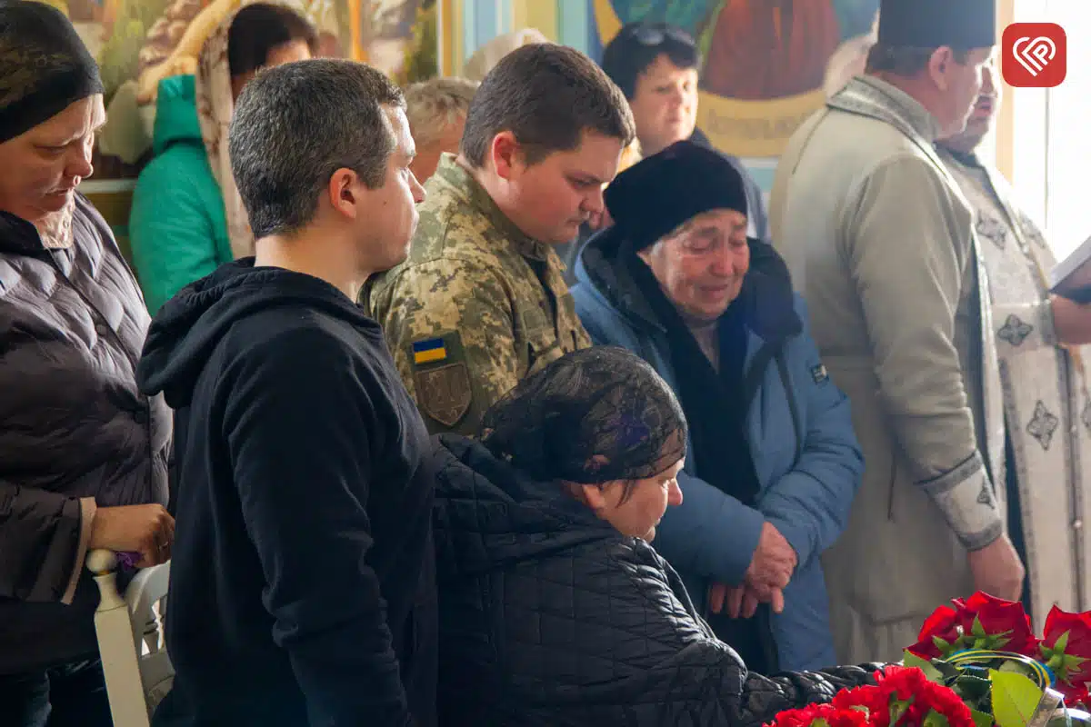 «Він захищав нас від небезпеки з неба, а тепер оберігатиме з небес»: у Переяславі попрощалися з командиром взводу ДФТГ Андрієм Литвиненком — фото 23