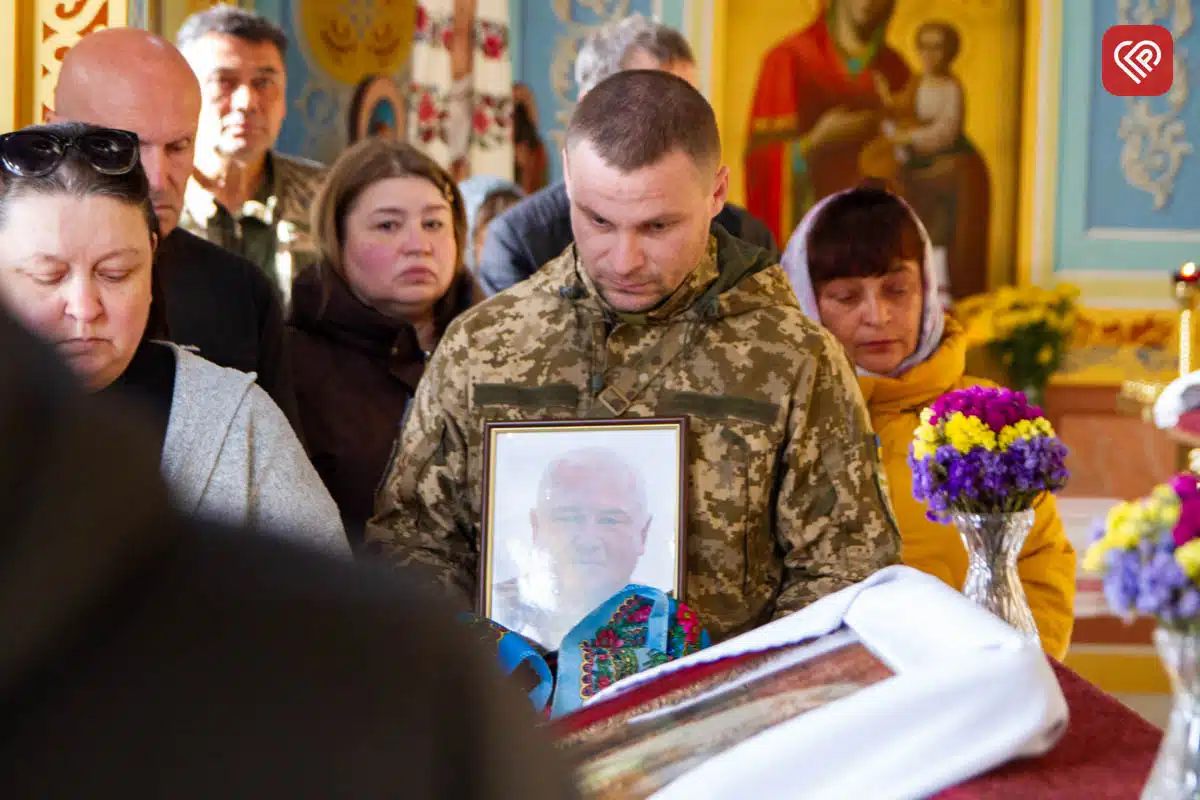 «Він захищав нас від небезпеки з неба, а тепер оберігатиме з небес»: у Переяславі попрощалися з командиром взводу ДФТГ Андрієм Литвиненком — фото 21
