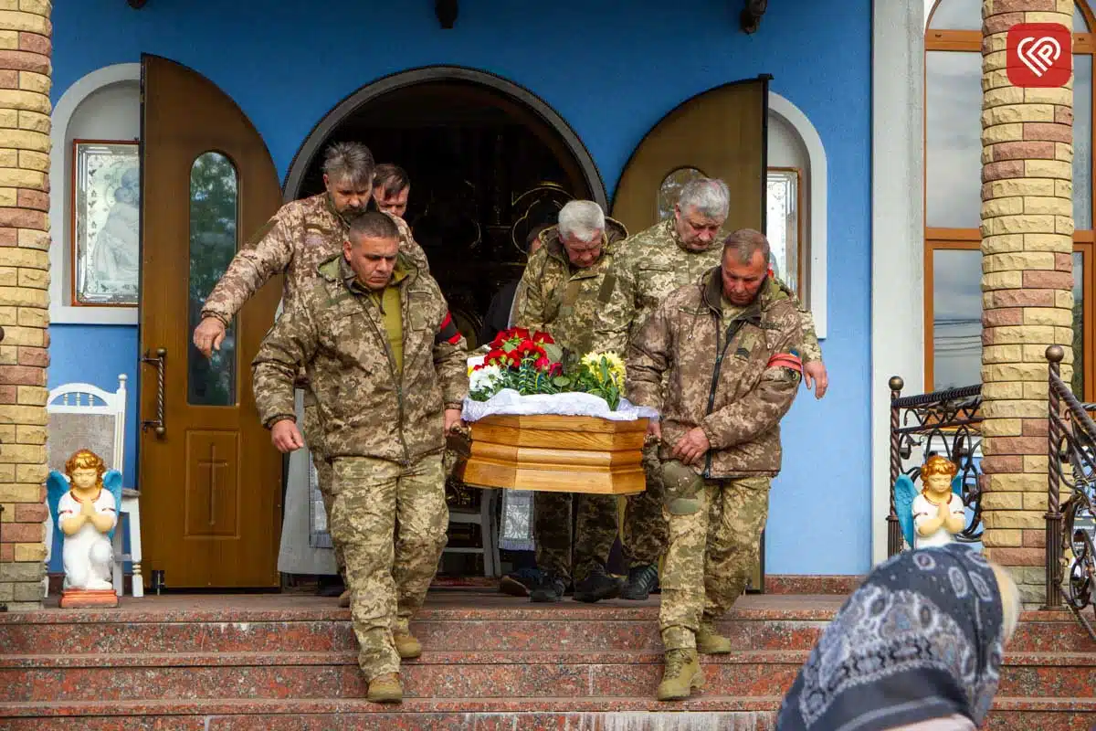 «Він захищав нас від небезпеки з неба, а тепер оберігатиме з небес»: у Переяславі попрощалися з командиром взводу ДФТГ Андрієм Литвиненком — фото 25