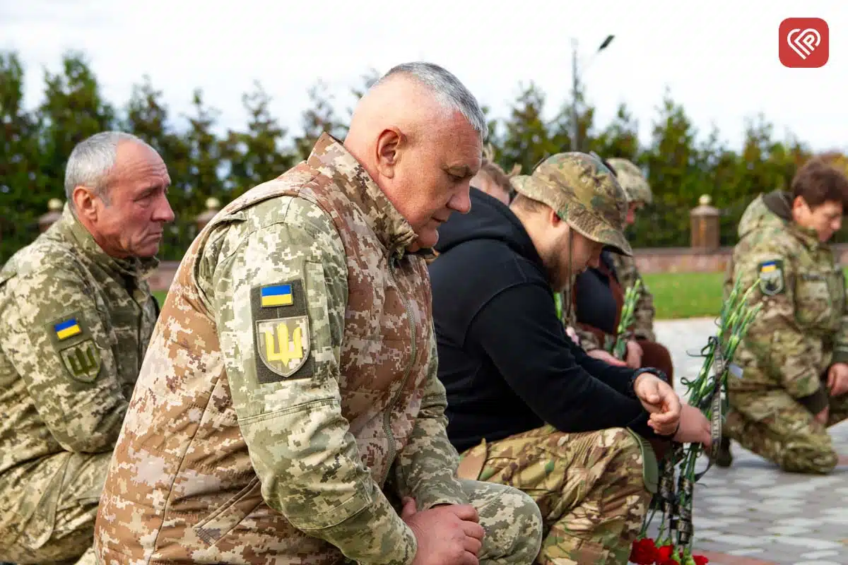 «Він захищав нас від небезпеки з неба, а тепер оберігатиме з небес»: у Переяславі попрощалися з командиром взводу ДФТГ Андрієм Литвиненком — фото 26