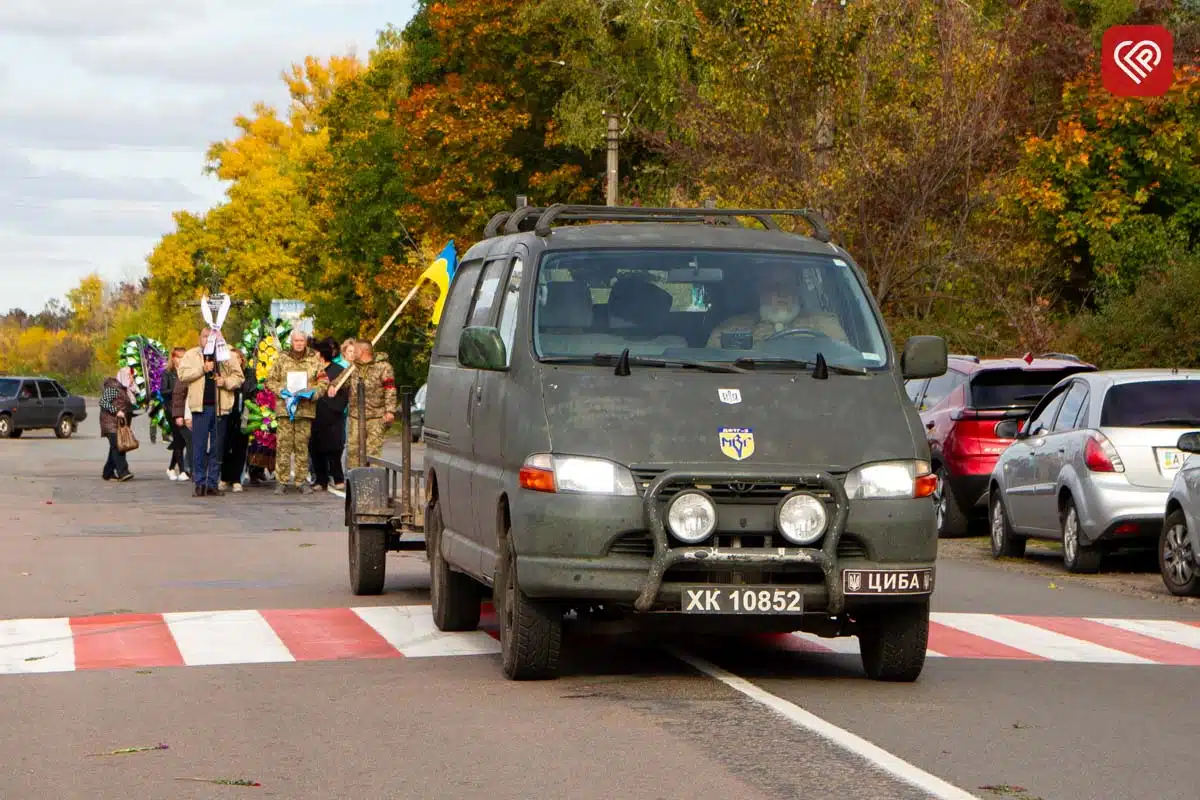 «Він захищав нас від небезпеки з неба, а тепер оберігатиме з небес»: у Переяславі попрощалися з командиром взводу ДФТГ Андрієм Литвиненком — фото 27