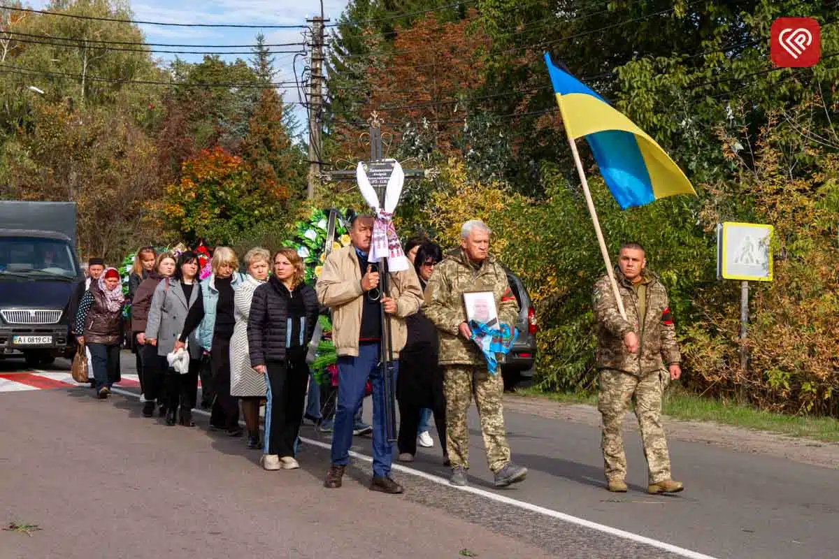 «Він захищав нас від небезпеки з неба, а тепер оберігатиме з небес»: у Переяславі попрощалися з командиром взводу ДФТГ Андрієм Литвиненком — фото 28