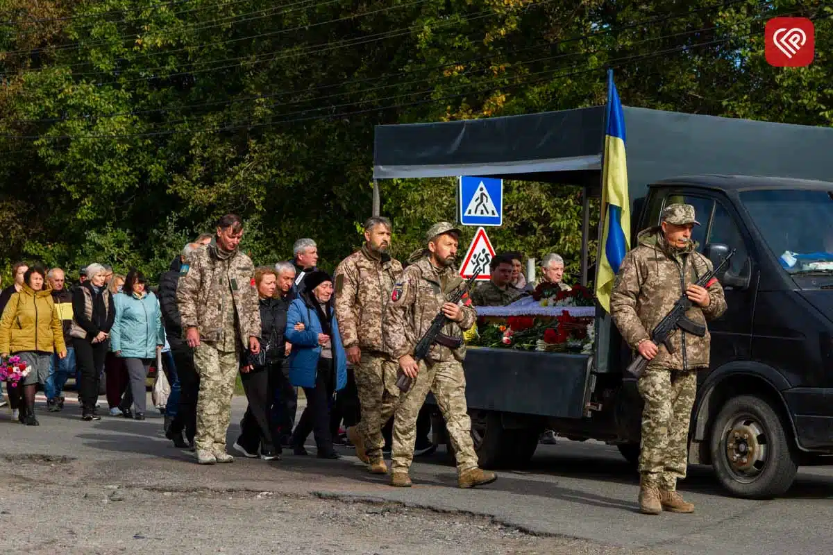 «Він захищав нас від небезпеки з неба, а тепер оберігатиме з небес»: у Переяславі попрощалися з командиром взводу ДФТГ Андрієм Литвиненком — фото 29