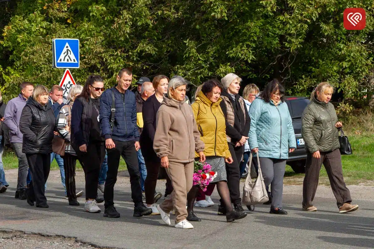 «Він захищав нас від небезпеки з неба, а тепер оберігатиме з небес»: у Переяславі попрощалися з командиром взводу ДФТГ Андрієм Литвиненком — фото 30
