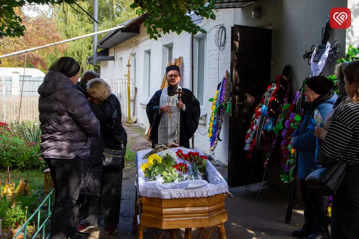 «Він захищав нас від небезпеки з неба, а тепер оберігатиме з небес»: у Переяславі попрощалися з командиром взводу ДФТГ Андрієм Литвиненком — фото 2