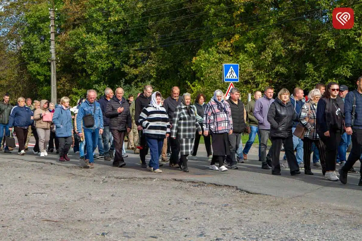 «Він захищав нас від небезпеки з неба, а тепер оберігатиме з небес»: у Переяславі попрощалися з командиром взводу ДФТГ Андрієм Литвиненком — фото 31