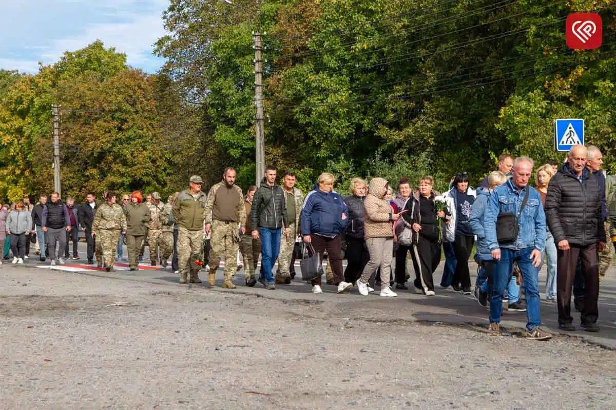 «Він захищав нас від небезпеки з неба, а тепер оберігатиме з небес»: у Переяславі попрощалися з командиром взводу ДФТГ Андрієм Литвиненком — фото 32