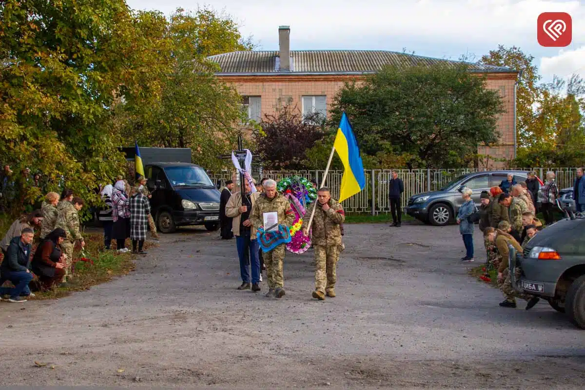 «Він захищав нас від небезпеки з неба, а тепер оберігатиме з небес»: у Переяславі попрощалися з командиром взводу ДФТГ Андрієм Литвиненком — фото 7