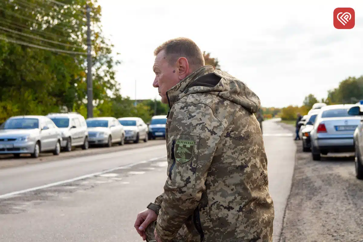 «Він захищав нас від небезпеки з неба, а тепер оберігатиме з небес»: у Переяславі попрощалися з командиром взводу ДФТГ Андрієм Литвиненком — фото 10