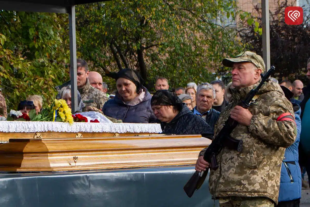 «Він захищав нас від небезпеки з неба, а тепер оберігатиме з небес»: у Переяславі попрощалися з командиром взводу ДФТГ Андрієм Литвиненком — фото 9