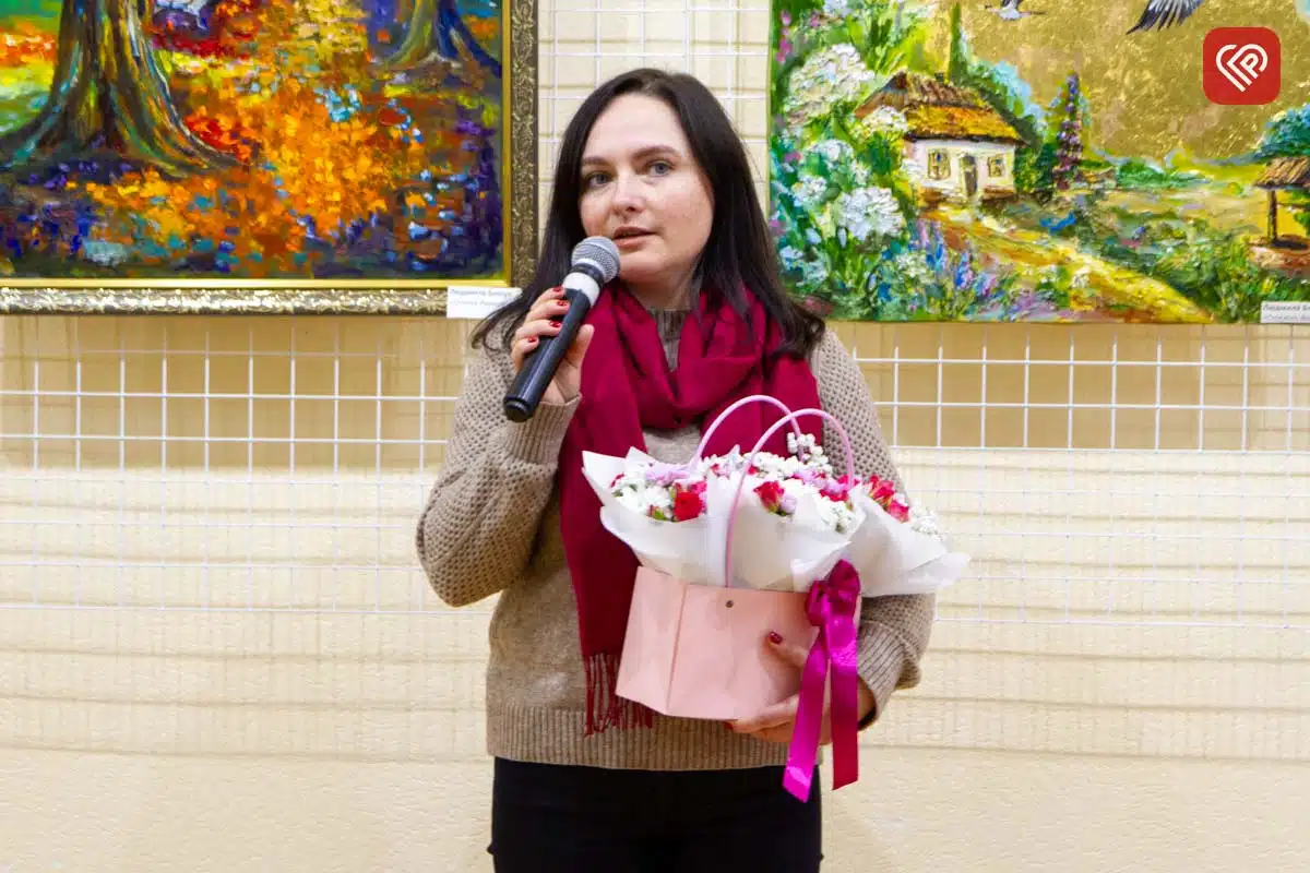 «Я біжу по полю, а в небі летить дрон»: Людмила Башук та її учні презентували у Переяславі виставку «Стежка додому» — фото 9