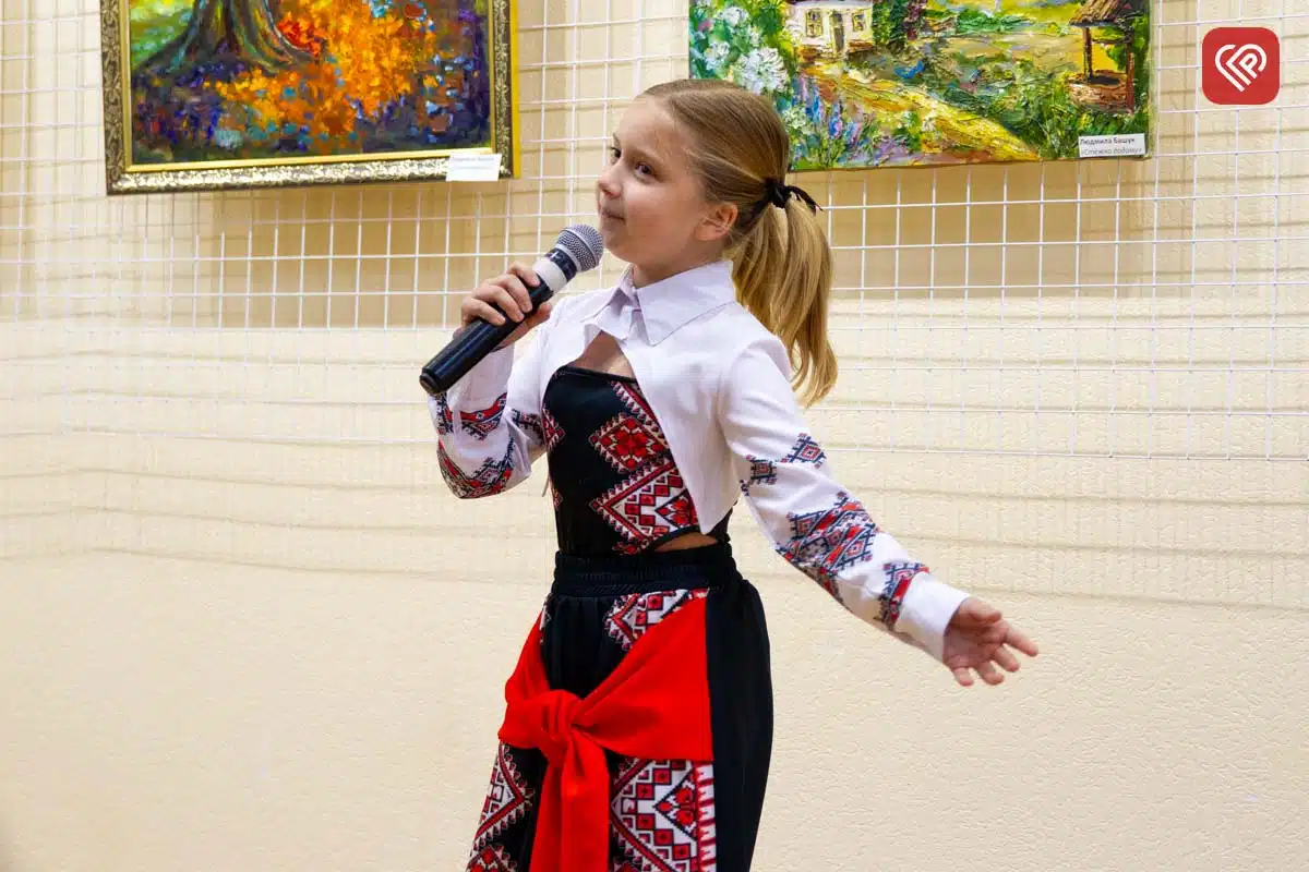 «Я біжу по полю, а в небі летить дрон»: Людмила Башук та її учні презентували у Переяславі виставку «Стежка додому» — фото 23