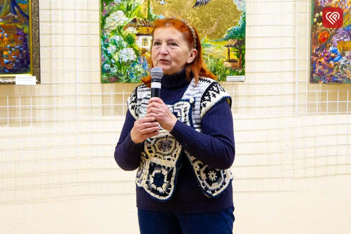 «Я біжу по полю, а в небі летить дрон»: Людмила Башук та її учні презентували у Переяславі виставку «Стежка додому» — фото 12